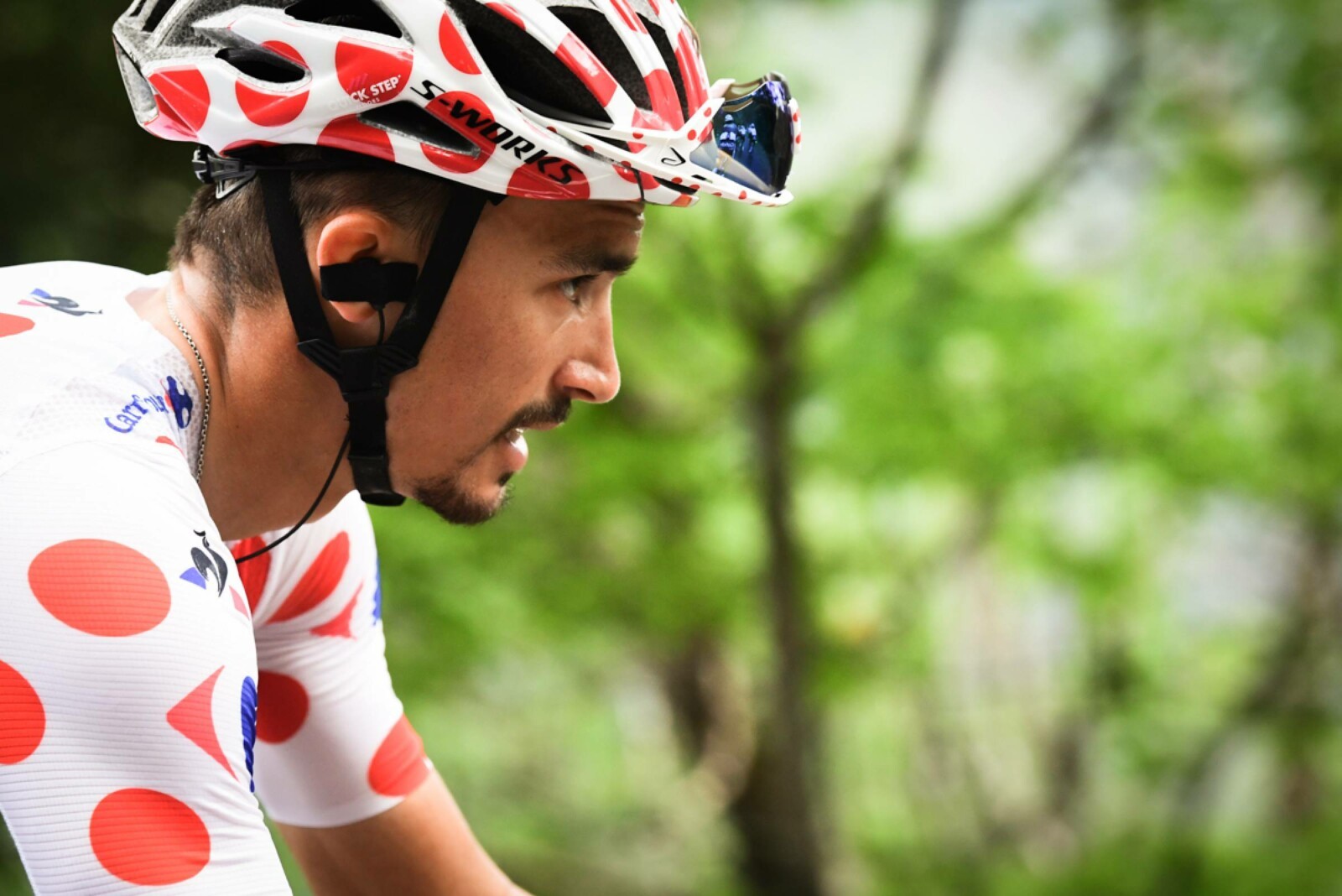 Riders had to rinse pepper spray from their eyes. Image Bob McPartland / Eurosport.