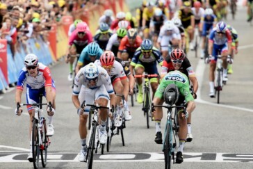 Crowd favourite Dan Martin of UAE Emirates makes his way up Alp d'Huez. Image: Sirotti.