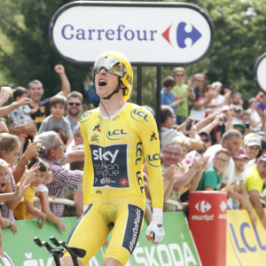 Riders had to rinse pepper spray from their eyes. Image Bob McPartland / Eurosport.