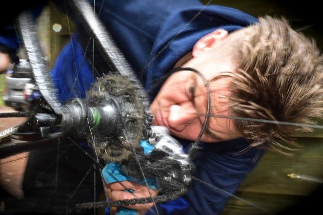  Temps humide signifie poussière et crasse... Passez du temps à nettoyer et à vérifier votre vélo après une balade sous la pluie. Image: Nat Bromhead.