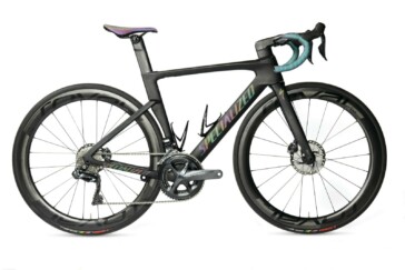 Paul Sherwen with SBS commentator & presenter Michael Tomolaris. Image: Twitter.