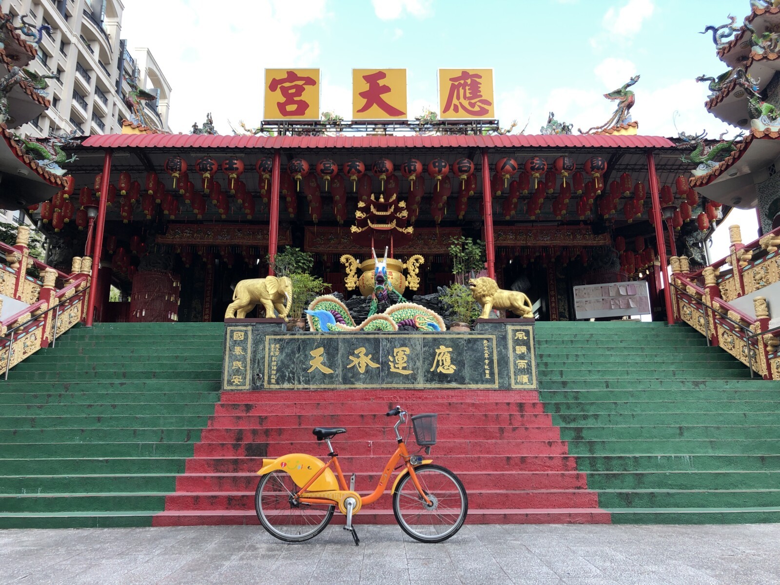 Annemiek van Vleuten, Anna van der Breggen and Amanda Spratt on the podium at the 2019 World Championships. Image courtesy of UCI.