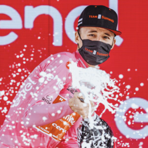 Jain Hindley is in the pink leader’s jersey at the 2020 Giro d’Italia with just the final TT to go. Image: Team Sunweb