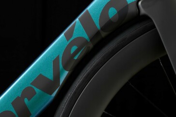 Cervelo have added a blue chameleon colour option to their revered S5 range.