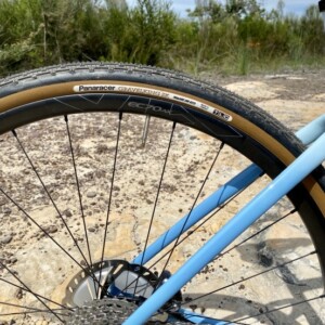 The EC70AX fitted with Panaracer’s impressive GravelKing in 38mm.