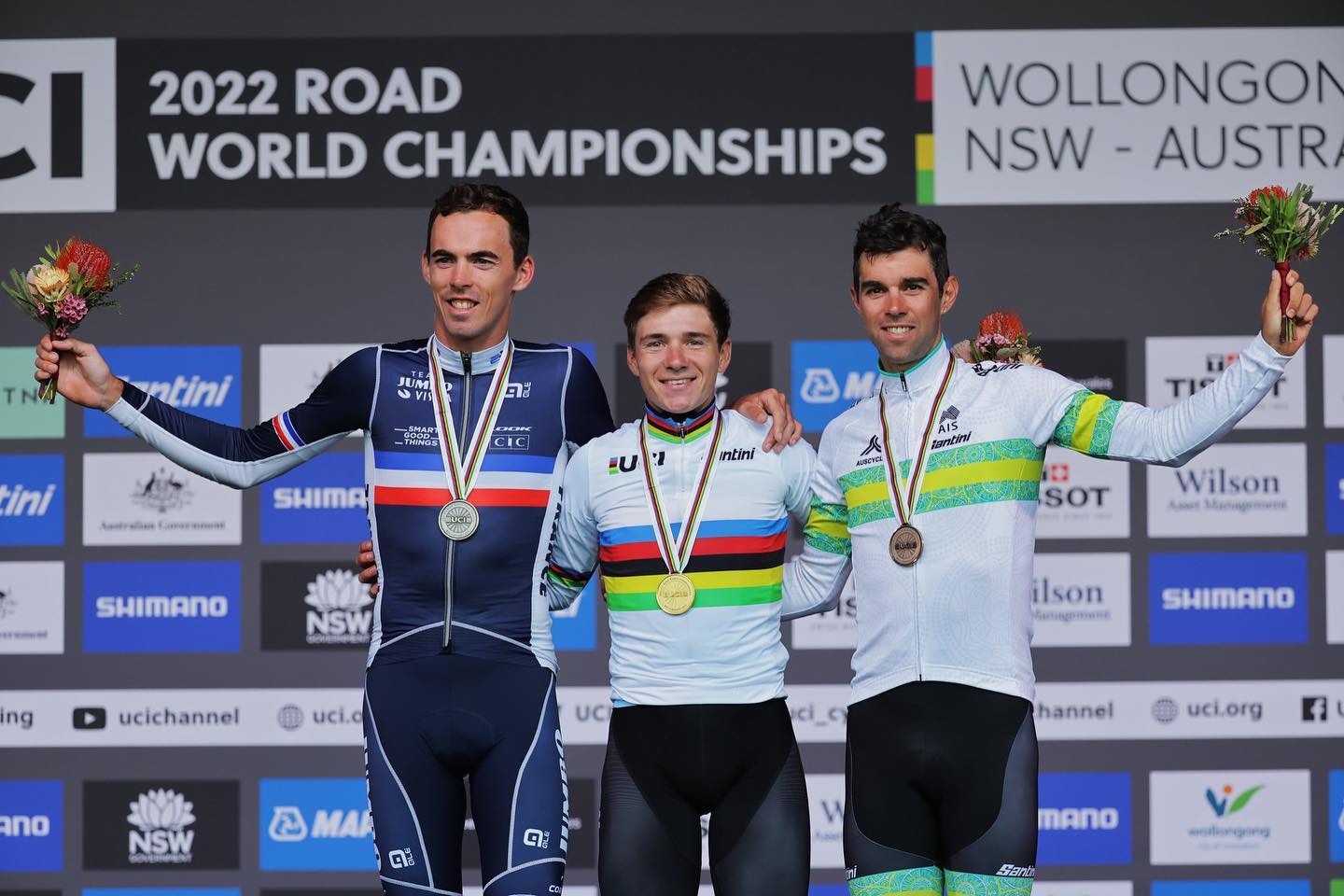 Remco Evenepoel shows off rainbow jersey in Binche – PelotonPost