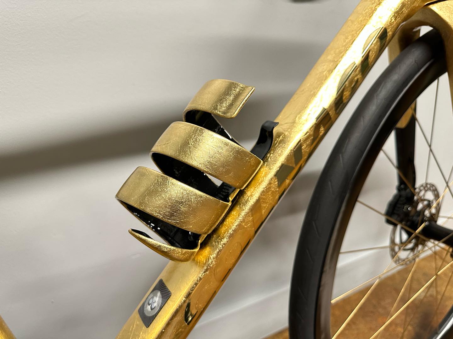 Check out the limited edition Colnago Gioiello – decorated in real gold  leaf